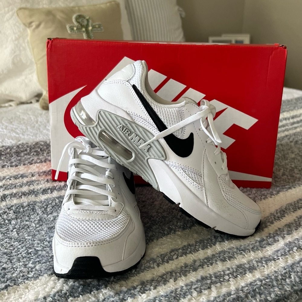 Women’s Nike Air Max White Sneakers Size 7